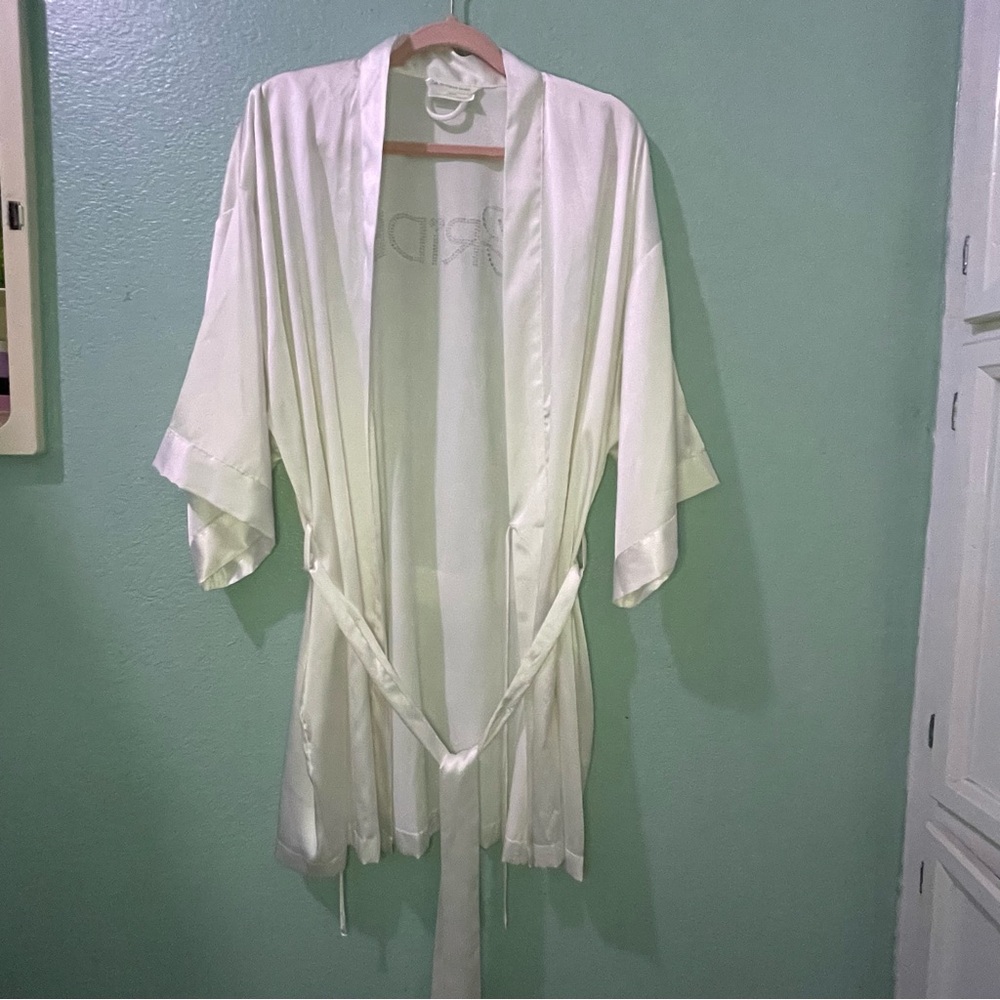 Victoria's Secret White Robe Intimates Sleepwear - Picture 2 of 5